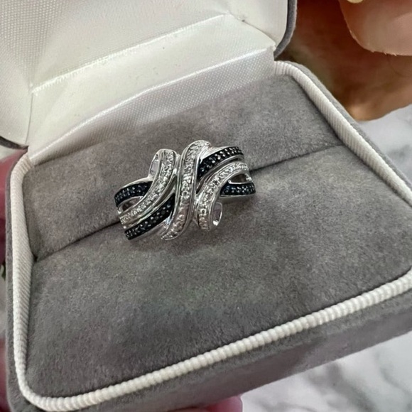 Vintage Blue and White Diamond Crossover style ring. Solid 925 Sterling Silver. - Picture 15 of 15